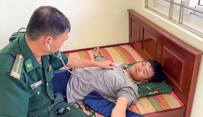 Chiến sĩ quân y kiểm tra sức khỏe, chăm sóc y tế cho ngư dân gặp nạn
