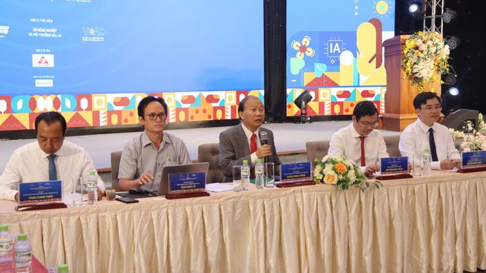 Ban tổ chức trả lời câu hỏi của các đại biểu tại phiên thảo luận