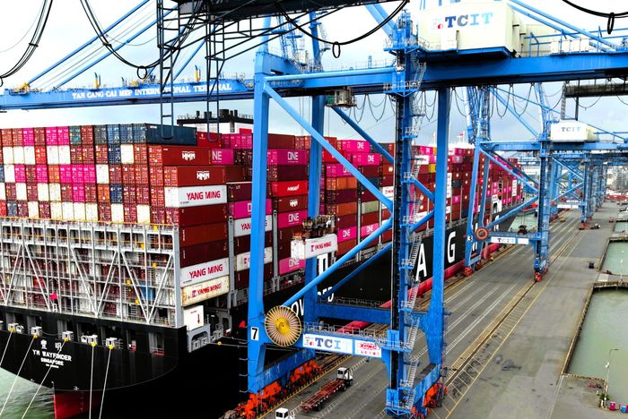  Bốc dỡ container khi tàu cập cảng TCIT. Ảnh: THÀNH HUY 