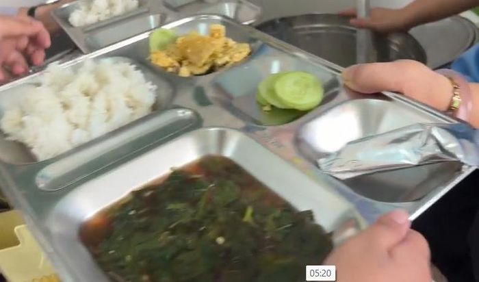  Suất ăn có món chính là trứng chiên. (Ảnh: Phụ huynh cung cấp) 
