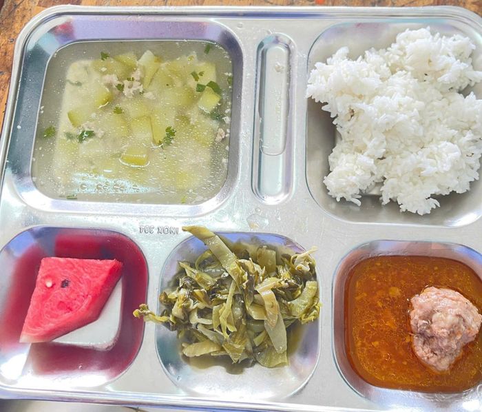  Một suất ăn món chính chỉ có xíu mại, dưa chua, canh bí đao và miếng dưa hấu nhỏ. (Ảnh: Phụ huynh cung cấp) 