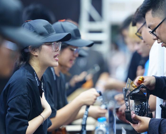  Nhiều fan trong nước và quốc tế cũng xếp hàng từ sớm để tận hưởng không khí concert. Ảnh LAN ĐINH 