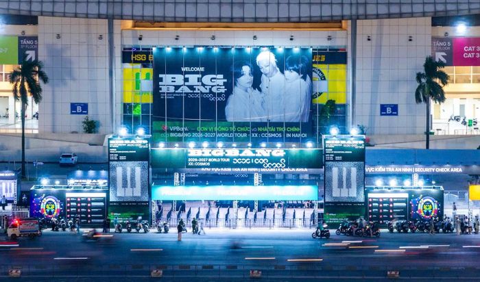  Phía ngoài sân vận động Mỹ Đình, nơi concert Bigbang tổ chức rực rỡ ánh sáng. Ảnh LAN ĐINH 