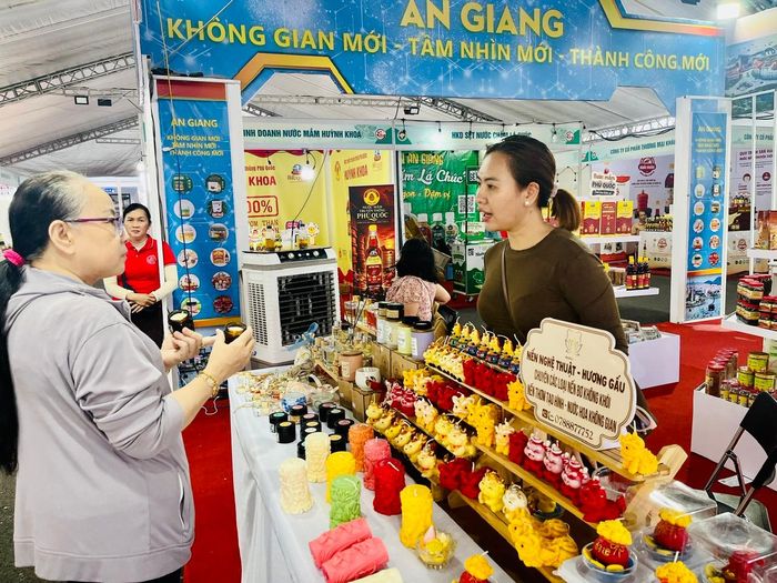  Khách chọn mua sản phẩm OCOP tại Nhà thi đấu Phú Thọ, chiều 23-10. Ảnh: GIA HÂN 