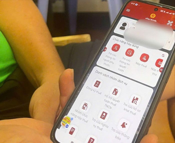 Hộ kinh doanh theo dõi thông tin nghĩa vụ thuế trên eTax Mobile. Ảnh: HOÀNG HÙNG