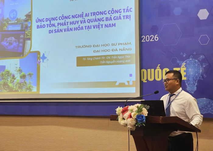  Đại diện nhóm tác giả Tăng Chánh Tín, Trần Ngọc Thìn và Trần Nguyễn Hoàng Anh (Trường ĐH Sư phạm – ĐH Đà Nẵng) trình bày báo cáo “Ứng dụng công nghệ AI trong công tác bảo tồn, phát huy và quảng bá giá trị di sản văn hóa tại Việt Nam”. Ảnh: CÔNG CHƯƠNG 