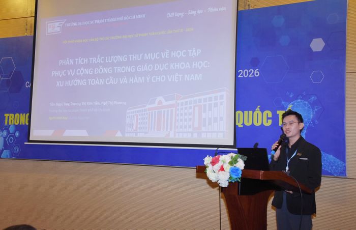  Đại diện nhóm tác giả Trần Ngọc Huy, Trương Thị Kim Tiền và Ngô Thị Phương (Trường ĐH Sư phạm TPHCM) trình bày báo cáo “Phân tích trắc lượng thư mục về học tập phục vụ cộng đồng trong giáo dục khoa học: Xu hướng toàn cầu và hàm ý cho Việt Nam”. Ảnh: CÔNG CHƯƠNG 