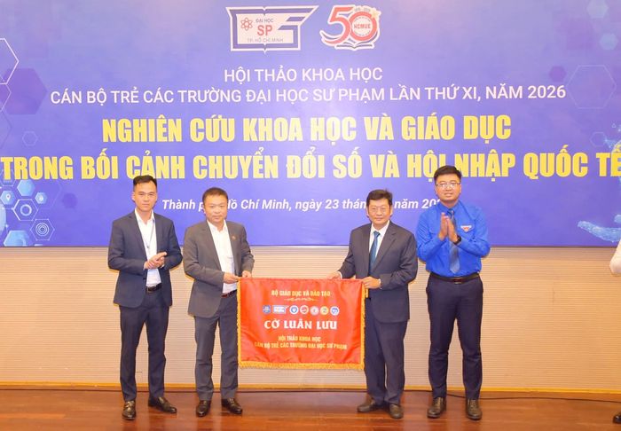  Đại diện Trường ĐH Sư phạm TPHCM trao cờ luân lưu cho đại diện Trường ĐH Sư phạm Hà Nội 2 tiếp nhận đăng cai hội thảo lần thứ XII, năm 2028. Ảnh: CÔNG CHƯƠNG 