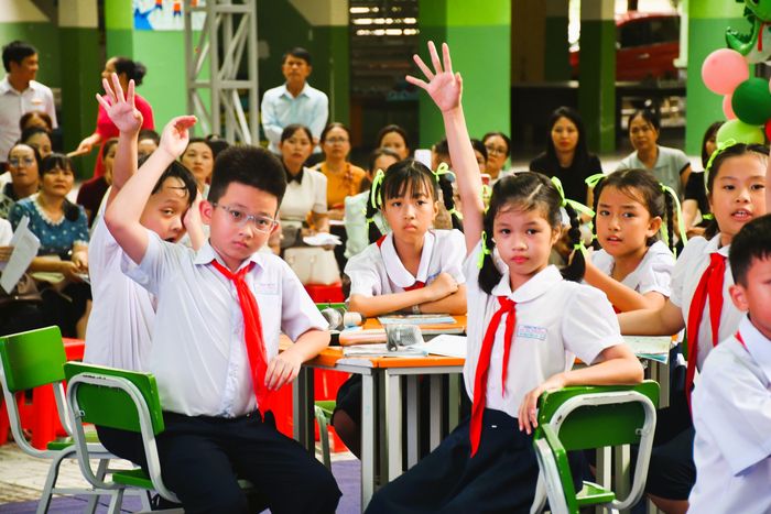 Các em học sinh tích cực trao đổi, phát biểu.