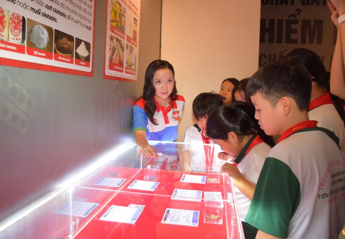 Các em học sinh tham quan, tìm hiểu “Không gian học tập cộng đồng về phòng, chống ma túy”.