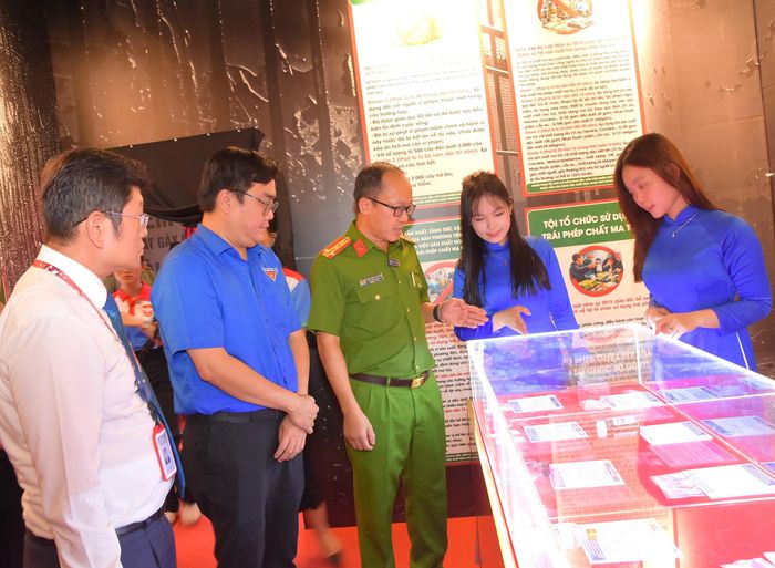 Các đại biểu tham quan “Không gian học tập cộng đồng về phòng, chống ma túy”.