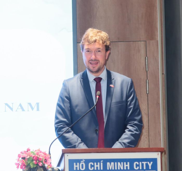  Đại sứ Đặc mệnh toàn quyền Cộng hòa Czech tại Việt Nam Lukáš Kaucký phát biểu. Ảnh: THỤY VŨ 