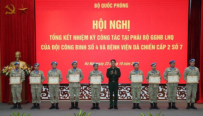  Trao bằng khen của Bộ Tổng Tham mưu tặng các tập thể, cá nhân có thành tích xuất sắc trong thực hiện nhiệm vụ GGHB Liên hợp quốc. Ảnh: Bộ Quốc phòng 