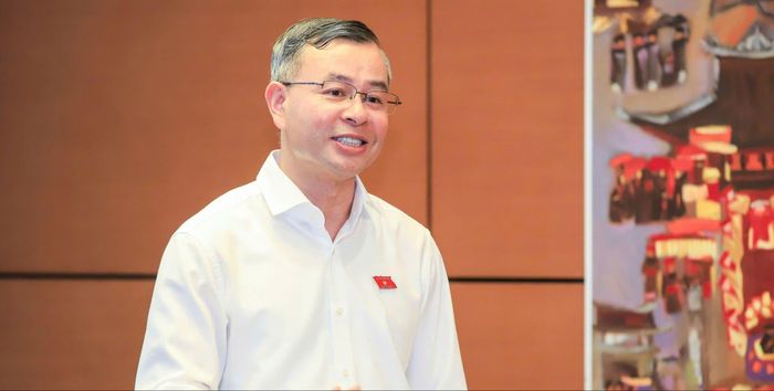 Bộ trưởng Bộ Tài chính Ngô Văn Tuấn thảo luận tại tổ, chiều 23-10. Ảnh: HOÀNG BÍCH