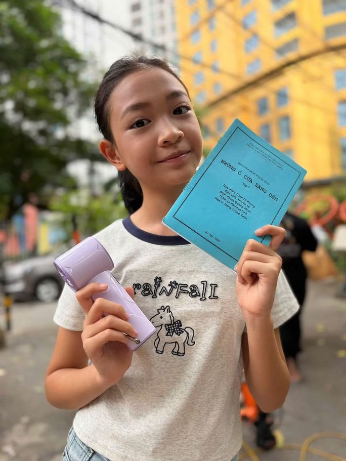 Trúc Anh trên phim trường "Dưới ô cửa sáng đèn".