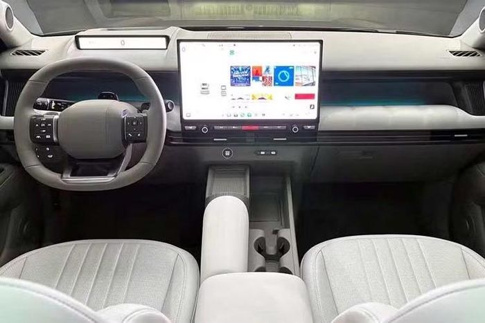 Bên trong, Hyundai Tucson thế hệ mới được thiết kế theo hướng tối ưu không gian sử dụng. Khoang cabin có các tùy chọn phối màu đen, be/nâu và xám nhạt, đi kèm bảng táp-lô bố trí theo phương ngang. Màn hình giải trí trung tâm dạng nổi kết hợp các nút bấm vật lý và núm xoay điều khiển, giúp người lái thao tác nhanh những chức năng thường dùng.