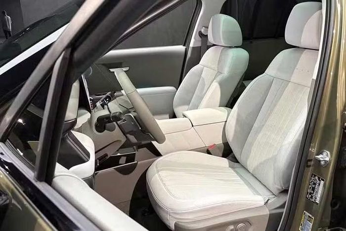 Khu vực phía trước ghế hành khách có thêm khay chứa đồ dạng mở, gợi liên tưởng đến cách bố trí trên Hyundai SantaFe. Đáng chú ý, cần số điện tử được chuyển lên phía sau vô-lăng, giải phóng không gian tại bệ trung tâm. Nhờ đó, khu vực này có thêm các hộc chứa đồ, vị trí đặt cốc và khay để thiết bị điện tử.