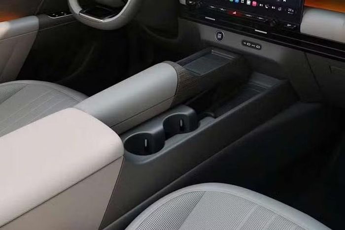 Tùy phiên bản và gói trang bị, Tucson mới có thể được bổ sung ghế trước thông gió, ghế sau có sưởi, chìa khóa kỹ thuật số Digital Key 2 và hai vị trí sạc điện thoại không dây. Tại Hàn Quốc, Hyundai Tucson thế hệ mới được đề cập với mức giá khởi điểm 31,4 triệu won (tương đương khoảng 22.800 USD), dành cho phiên bản sử dụng động cơ xăng tăng áp 1.6L.