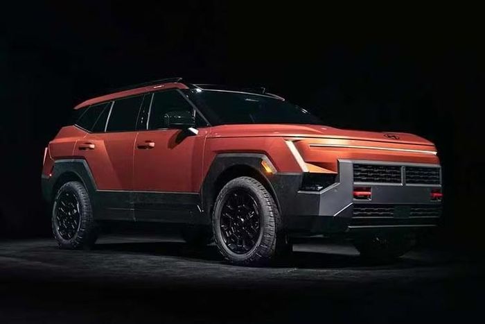Các chi tiết ốp vòm bánh xe tương phản màu thân xe tiếp tục nhấn mạnh phong cách SUV. Phần đầu xe nổi bật với dải đèn nhận diện nằm ngang và cụm đèn pha LED projector, trong khi phía sau sử dụng thiết kế cửa hậu góc cạnh cùng dòng chữ TUCSON cỡ lớn.