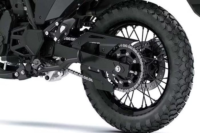 Về giá bán và màu sắc, bản Kawasaki KLR650 tiêu chuẩn có giá khởi điểm 6.999 USD cho tùy chọn phanh thường và tăng lên 7.299 USD đối với bản có ABS, cả hai đều chỉ có duy nhất màu đen Metallic Spark Black.