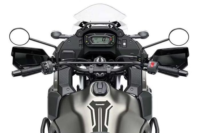 Xe tiếp tục được trang bị khối động cơ xi-lanh đơn dung tích 652cc phun xăng điện tử với họng ga DFI 40mm. Theo Kawasaki công bố, mô-men xoắn cực đại là 54Nm tại 4.500 vòng/phút thông qua hộp số 6 cấp. KLR650 DF được trang bị màn hình LCD đơn sắc. Bên cạnh đó xe còn có thêm tuỳ chọn sưởi ấm tay lái và cổng sạc USB.