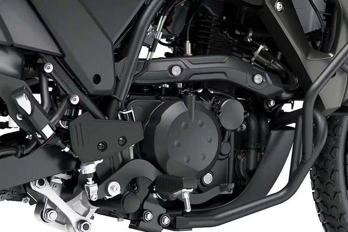 Tân binh KLR650 DF ABS được bán với giá từ 7.699 USD cùng tông màu xám Metallic Flat Raw Graystone. Trong khi đó, biến thể KLR650 Adventure ABS có giá 8.199 USD cho màu xanh Metallic Bluish Green và 8.299 USD cho bản phối màu rằn ri Cypher Camo Beige/Pearl Matte Sand Khaki.