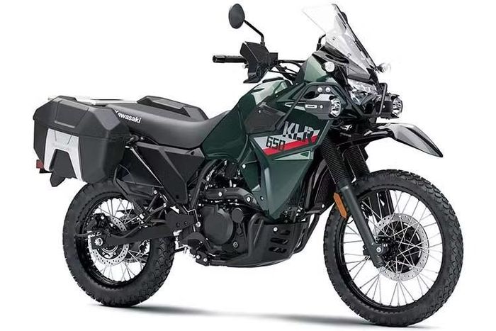 Mẫu xe môtô địa hình cỡ trung Kawasaki KLR650 sẽ tiếp tục được bán vào năm 2027 với sự xuất hiện của biến thể hoàn toàn mới mang tên DF (viết tắt của Durable Force). Sự bổ sung này nâng tổng số phiên bản của dòng xe lên 4 lựa chọn, bao gồm bản tiêu chuẩn, yên thấp KLR650 S, KLR650 DF và KLR650 Adventure cao cấp nhất.
