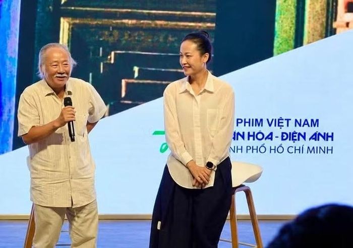 Đạo diễn Nguyễn Vinh Sơn bên Hồng Ánh trong một chương trình. Ảnh: FB Hồng Ánh.