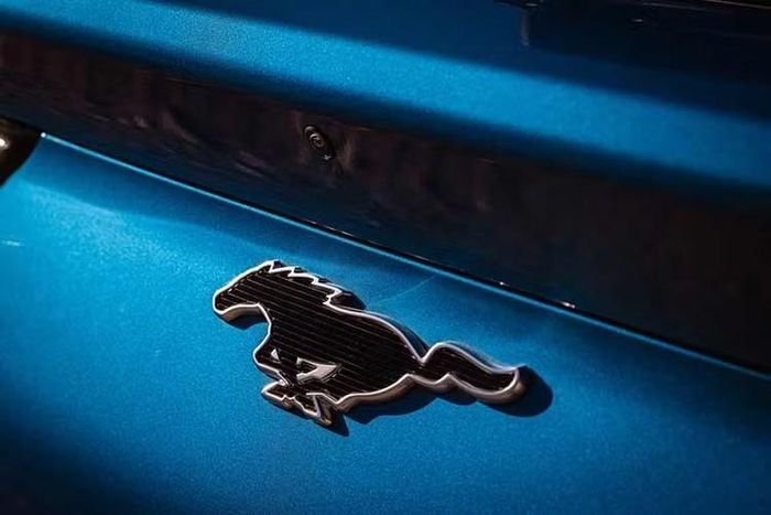 Dù dung lượng pin đều được nâng lên so với trước đây, Ford vẫn chưa đưa ra số liệu chính thức về phạm vi hoạt động của Mustang Mach-E 2027. Vì vậy, khả năng di chuyển sau mỗi lần sạc của các phiên bản mới vẫn cần được xác nhận khi hãng công bố đầy đủ thông số.