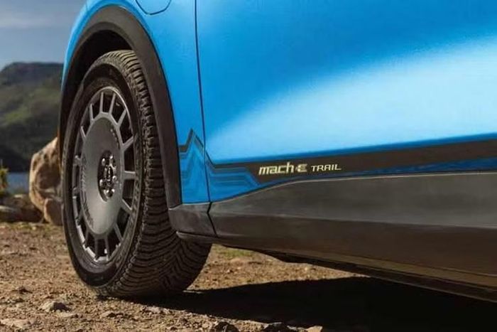 Nhà sản xuất cho biết những điều chỉnh này giúp Mustang Mach-E nâng cao khả năng vận hành ổn định trên đường đất, sỏi, cát cũng như trong điều kiện thời tiết mùa đông. Tuy nhiên, những nâng cấp trên chủ yếu phục vụ nhu cầu di chuyển ở mức độ nhẹ ngoài đường nhựa.