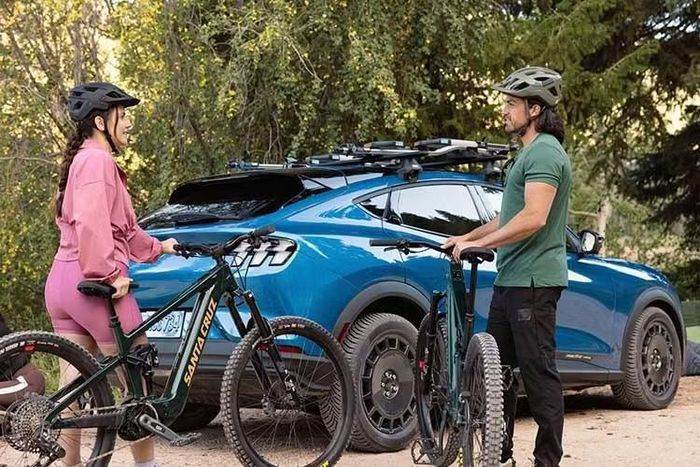 Để tham khảo, Mustang Mach-E đời 2026 có phạm vi hoạt động khoảng 483 km đối với các bản Select và Premium dẫn động bốn bánh, trong khi phiên bản dẫn động cầu sau đạt khoảng 515 km. Với những cấu hình thiên về hiệu suất, bản GT đạt khoảng 451 km và bản Rally khoảng 410 km.