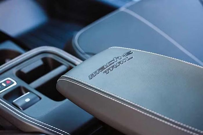 Khi sở hữu phiên bản này, khách hàng sẽ nhận được 100.000 điểm Ford Rewards để quy đổi phụ kiện và hàng hóa chính hãng. Khách hàng cũng có thể chọn lắp thêm thanh ngang Thule để vận chuyển xe đạp, thuyền kayak hoặc hành lý cá nhân.