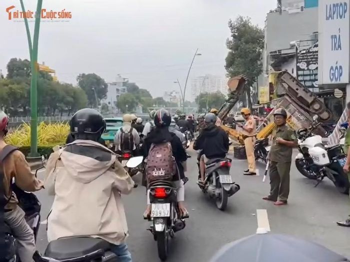 Lực lượng chức năng có mặt điều tiết, phân luồng giao thông.