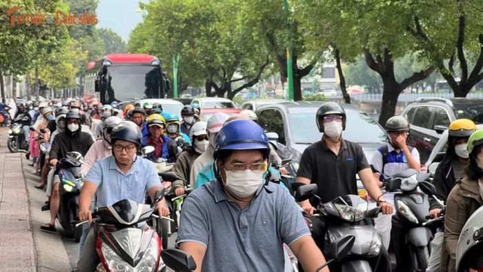 Giao thông qua khu vực bị ùn ứ...
