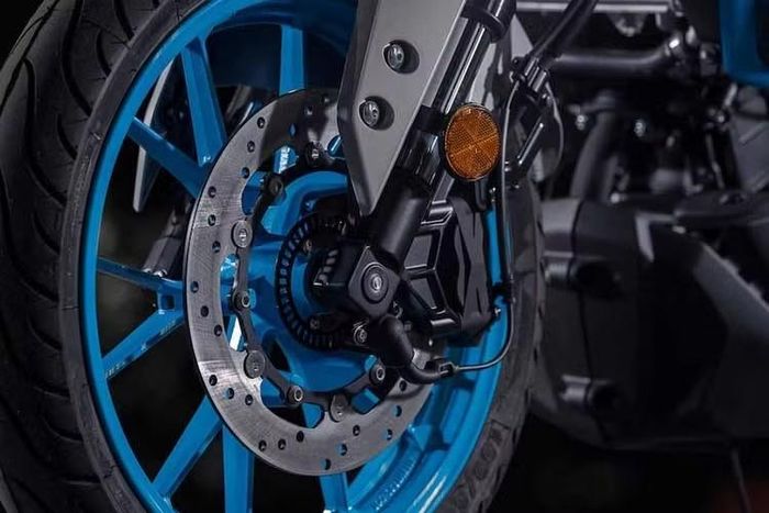 Về tiện ích công nghệ, MT-125 mới sở hữu màn hình màu TFT 5 inch hỗ trợ 3 giao diện hiển thị tùy chỉnh như các mẫu naked bike phân khối lớn cao cấp. Màn hình này hỗ trợ kết nối thông minh với điện thoại di động qua ứng dụng Yamaha MyRide, cho phép quản lý cuộc gọi, tin nhắn, âm nhạc và hiển thị bản đồ dẫn đường...