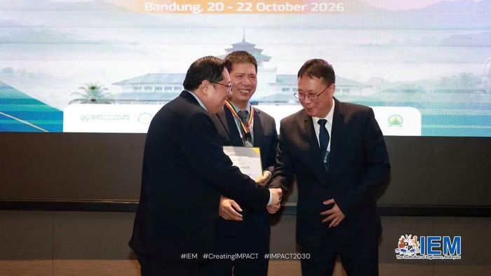 Chủ nhiệm Ủy ban Đăng bạ kỹ sư ASIAN và Chủ tịch VUSTA Châu Văn Minh trao chứng chỉ kỹ sư ASIAN cho ông Phạm Văn Sơn – Tổng Thư ký Hội Bảo vệ Thiên nhiên và Môi trường Việt Nam (VACNE), Giám đốc Trung tâm Ứng phó sự cố môi trường Việt Nam (SOS).