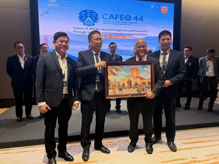 GS.VS. Châu Văn Minh trao quà lưu niệm tới đại diện các tổ chức thành viên AFEO
