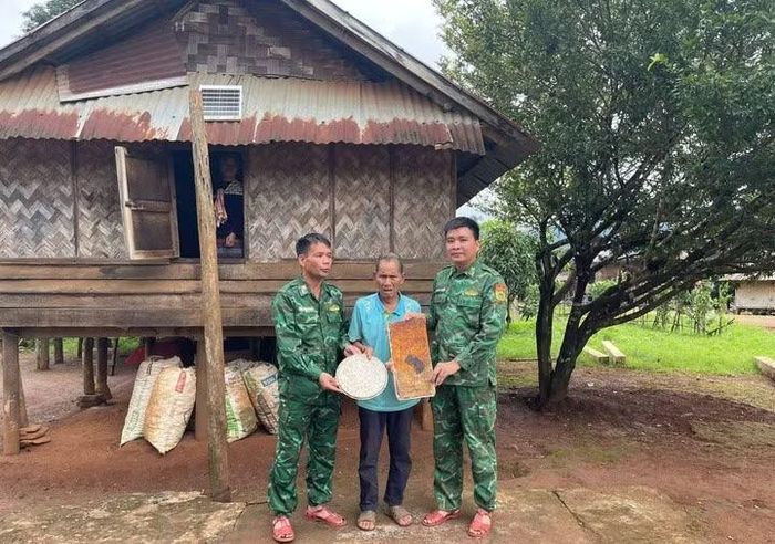 Đồn biên phòng Hướng Phùng tiếp nhận di vật của liệt sĩ từ ông Hồ Văn Vang. Ảnh: Đồn biên phòng Hướng Phùng