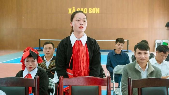 Trao đổi trực tiếp tại Cao Sơn về những khó khăn khi “Người bản số” hướng dẫn bà con dân tộc không biết tiếng Kinh.