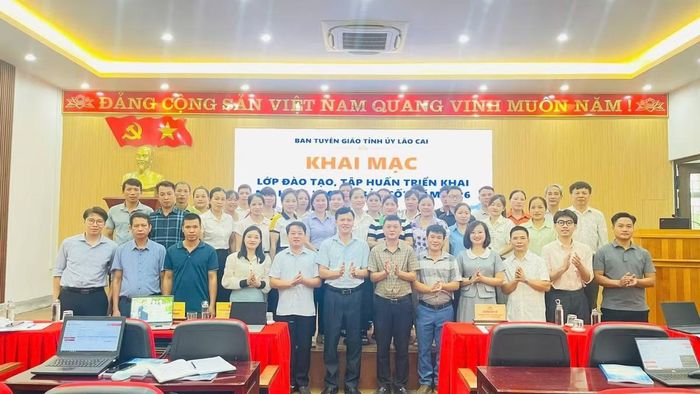 Đại biểu, giảng viên và học viên tại lớp tập huấn mô hình “Người bản số” ở xã Võ Lao