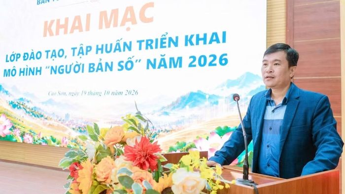 Đồng chí Lê Xuân Trường, Phó Bí thư Chi bộ, Chánh Văn phòng Hội Mã số Mã vạch Việt Nam, tham gia giảng dạy tại xã Cao Sơn.