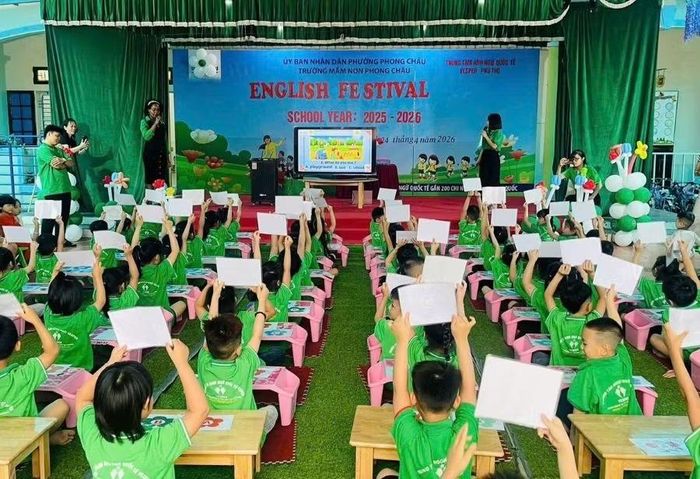 Trường Mầm non Phong Châu tổ chức cho trẻ giao lưu, làm quen tiếng Anh.