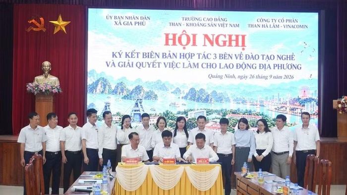 UBND xã Gia Phù, Trường Cao đẳng Than – Khoáng sản Việt Nam và Công ty Cổ phần Than Hà Lầm ký Biên bản hợp tác về đào tạo nghề gắn với giải quyết việc làm cho lao động.