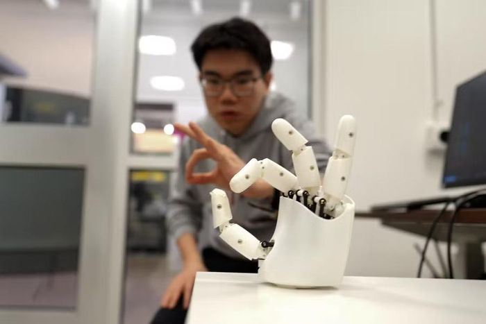 Đôi tay robot không thể linh hoạt như con người.