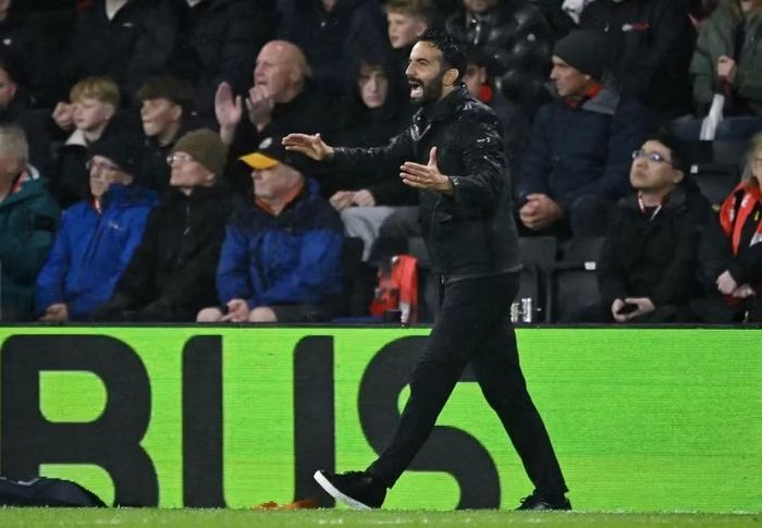 HLV Ruben Amorim phản đối quyết liệt quyết định này của trọng tài. Thiếu người, AC Milan thua thảm đối thủ 0-3. Ảnh: Reuters.