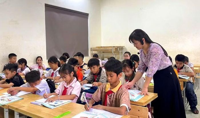 Cô và trò Trường Tiểu học Nghi Sơn trong giờ học. Ảnh: NTCC