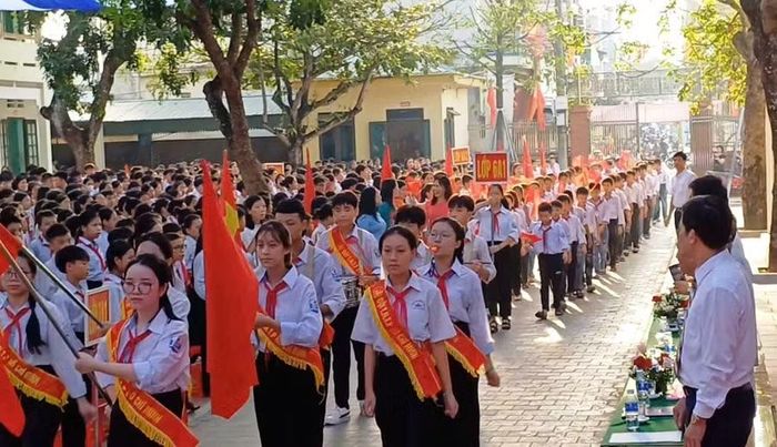 Chào đón năm học mới ở Phân hiệu THCS Ngư Lộc - Trường THCS Vạn Lộc 2. Ảnh: NTCC