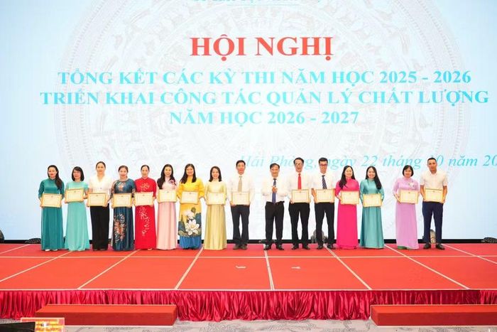 Cá nhân nhận Giấy khen của Giám đốc Sở GD&ĐT TP nhân dịp tổng kết công tác các kỳ thi.
