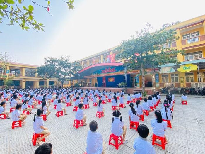 Không gian khuôn viên Trường Tiểu học Hòa Hậu, xã Nam Lý.