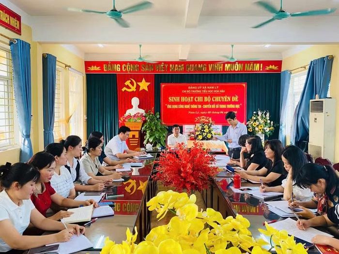 Buổi sinh hoạt Chi bộ của Trường Tiểu học Hòa Hậu.